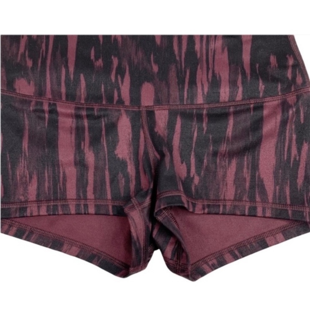 Lululemon Boogie Short Roll Down Painted Animal Bordeaux Drama Black Size 4 - Picture 5 of 9